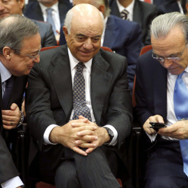 Los presidentes del BBVA, Francisco González, y de Caixabank, Isidre Fainé, con el de ACS, Florentino Pérez. EFE