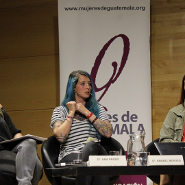 Las activistas Helena Maleno, a la izquierda, y Anabel Montes, a la derecha, en el encuentro ‘El naufragio de los Derechos Humanos en el Mediterráneo’ / PÚBLICO