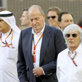 Juan Carlos junto al jefe de la Fórmula 1, Bernie Ecclestone, durante el Gran Premio de Bahrein del pasado fin de semana. - EFE