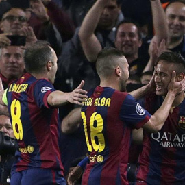 Neymar celebra con Iniesta Jordi Alba su segundo gol. - EFE