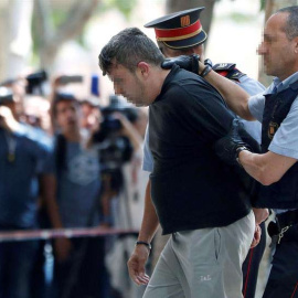 Los Mossos d'esquadra custodian al detenido. (ANDREU DALMAU | EFE)