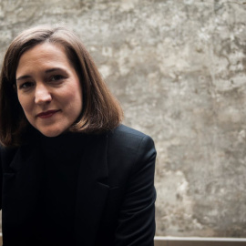 La directora de cine y nominada de los XV Premis Gaudí Carla Simón posa en la Antigua Fábrica Damm, a 11 de enero de 2023, en Barcelona.