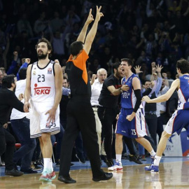 Los jugadores de Anadolu Efes (d) celebran la victoria ante Sergio Llull (i) del Real Madrid. /EFE