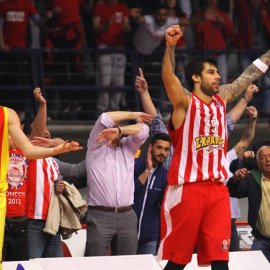 Georgios Printezis (d) de Olympiacos celebra la victoria de su equipo ante Abrines. /EFE