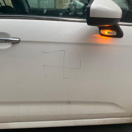 Cotxe ratllat amb esvàstiques d'un regidor no adscrit de Sant Feliu de Llobregat. @OCL_H