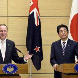 A la izquierda, el primer ministro de Nueva Zelanda, John Key, junto a su homólogo japonés, Shinzo Abe, el pasado mes de marzo. / FRANK ROBINCHON (REUTERS)