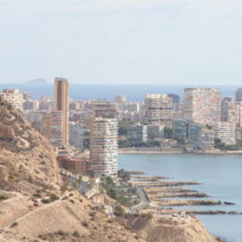 Imagen de edificios en la costa alicantina, en Albufereta. / Sinc