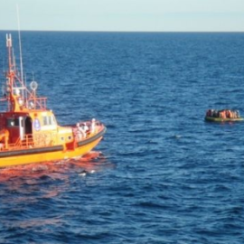 Rescate de la primera embarcación - Imagen del Twitter de Salvamento Marítimo