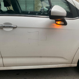 Una esvástica en el coche de Luis Serrano tras ser atacado. TWITTER DE @OCL_H