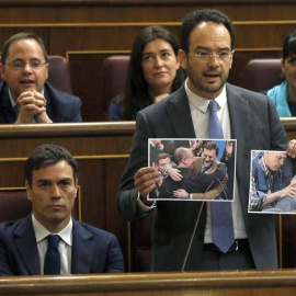 Antonio Hernando, portavoz del PSOE, enseña a Rajoy dos fotos de Rodrigo Rato ante la mirada de Pedro Sánchez. / REUTERS
