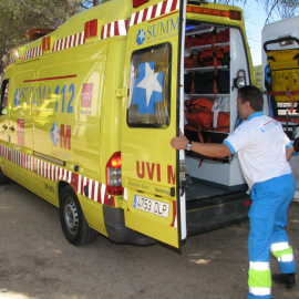 Trabajador del SUMMA 112 con una ambulancia del servicio de emergencias. D.B.