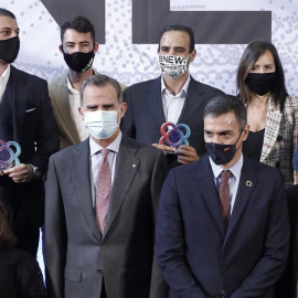 El rey Felipe VI (c) junto a presidente del Gobierno , Pedro Sánchez (d) posan con los premiados en la Estación de Francia de Barcelona donde se ha celebrado la entrega de los premios de la Barcelona New Economy Week, y desde donde el rey h