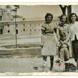 12/04/2023. Avelina Ranz, esposa de Jaime Menéndez 'El Chato', junto a su hijo y dos mujeres frente al Convento de San Pascual, antigua cárcel franquista.