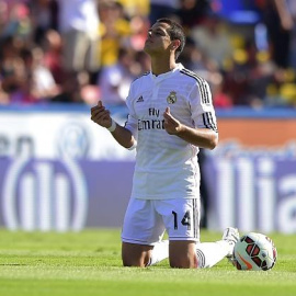 Chicharito Hernández reza antes de un partido en el Bernabéu.