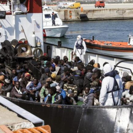 Un grupo de inmigrantes rescatado por la embarcación RBD llega al puerto de Corigliano Calabro (Italia)./ EFE
