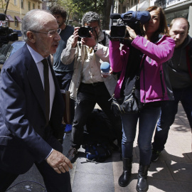 Rodrigo Rato vuelve a casa desde su despacho ante la expectación mediática. EFE/Fernando Alvarado