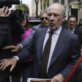 El exvicepresidente del Gobierno y expresidente de Bankia Rodrigo Rato, que está siendo investigado por cinco delitos fiscales, blanqueo y alzamiento de bienes, a la salida hoy de su despacho. EFE/Fernando Alvarado