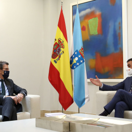 El presidente del Gobierno, Pedro Sánchez, y el presidente de la Xunta de Galicia, Alberto Núñez Feijóo, durante una reunión en enero de 2021.