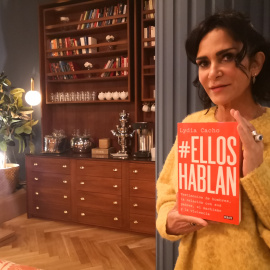 La periodista mexicana Lydia Cacho, con un ejemplar de su libro 'Ellos hablan'. N.C.