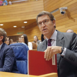 El presidente de la Xunta, Alberto Núñez Feijóo (d), antes de su intervención en el pleno del Parlamento de Galicia, esta mañana en Santiago de Compostela. EFE/Lavandeira jr