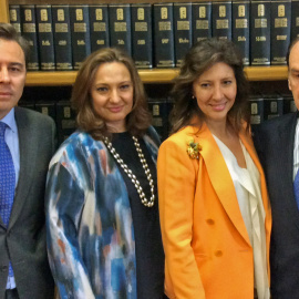El presidente de El Corte Inglés, Dimas Gimeno, y el presidente de la Fundación Areces, Florencio Lasaga, con las hermanas Álvarez.