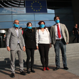 El abogado de Alfon, Albiol, la madre de Alfon, y Gómez, frente al Parlamento Europeo con la mordaza por aquello de la Ley Mordaza y la represión española.