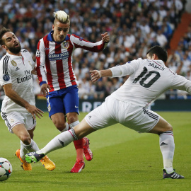 Carvajal y James tratan de robar un balón a Griezmann durante el partido. Reuters / Juan Medina