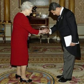 Federico Trillo, con la reina Isabel II./ AFP