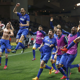 Los jugadores de la Juventus celebran el pase a semifinales de la Champions. REUTERS/Jean-Paul Pelissier