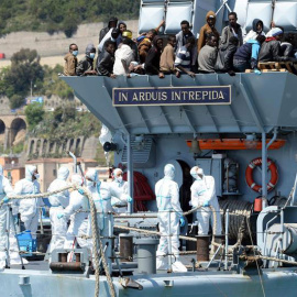 Medio millar de inmigrantes llegan a bordo del buque Chimera a Salerno. / EFE