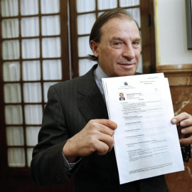 El portavoz de Economía del PP, Vicente Martínez Pujalte, enseña su declaración de bienes y rentas de diputado a los medios de comunicación, a su llegada al Congreso de los Diputados, este miércoles./ EFE