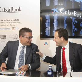 El consejero delegado de CaixaBank, Gonzalo Gortázar, junto al director ejecutivo de Control de Gestión y Capital, Jordi Mondéjar, durante la presentación de resultados del primer trimestre. EFE/Marta Pérez