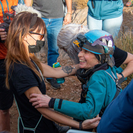 La deportista de élite, alpinista y escaladora Beatriz Flamini (d) es recibida a su salida de la cueva de Motril, Granada