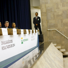 El presidente de Petrobras, Aldemir Bendine, y el resto de la cúpula de la petrolera, en la presentación de resultados de 2014. REUTERS/Ricardo Moraes