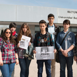 Miembros de la asociación estudiantil Rise Up acuden al rectorado de la Univerisdad Rey Juan Carlos para entregar las firmas. Foto: Asociación Rise Up