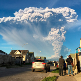 El volcán levantó una columna de ceniza de unos 20 kilómetros de altura, por lo que las autoridades declararon la alerta roja y ordenaron la evacuación en un radio de 20 kilómetros. Alex Vidal Brecas  (EFE)