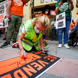 Un grupo de personas participa en una concentración para defender la regulación del precio del alquiler, el 14 de junio de 2021, en Madrid.