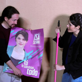 El líder de Podemos, Pablo Iglesias (i), junto a la aspirante a la Presidencia a la Comunidad de Madrid, Isabel Serra. - EFE