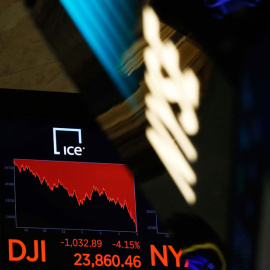 Una pantalla en Wall Street este jueves. REUTERS/Brendan Mcdermid