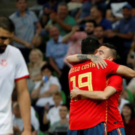 Diego Costa y Iago Aspas se abrazan tras el gol de España. (EFE)