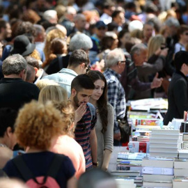 Miles de personas han ocupado hoy las calles y plazas de Cataluña para celebrar Sant Jordi, en un día claro y soleado en el que una invasión de rosas y libros ha vuelto a conquistar pueblos y ciudades. EFE/Toni Albir