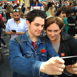 Los candidatos a la alcaldía de Barcelona aprovechan la Diada de Sant Jordi para intensificar sus apariciones / J.X