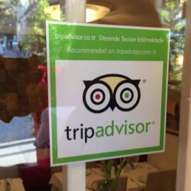 Un cartel de Tripadvisor en un restaurante.