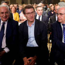 El presidente de la Xunta de Galicia y del PPdeG, Alberto Núñez Feijóo acompañado por Juan José Imbroda y José Ignacio Ceniceros, durante la reunión de la Junta Directiva Nacional del PP. EFE/Chema Moya