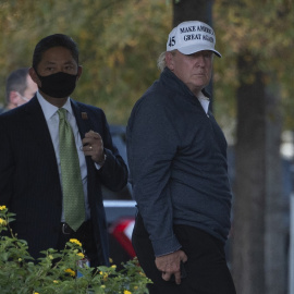 Trump jugaba al golf cuando supo que los medios daban como ganador a Joe Biden.