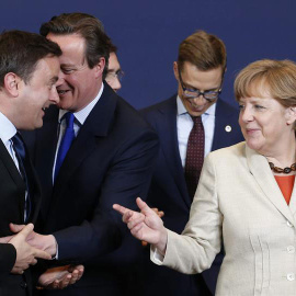 Bettel, Cameron y Merkel, en la cumbre extraordinaria sobre inmigración. / EFE