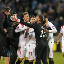 Los jugadores del Sevilla celebran su clasificación. EFE/Anatoly Maltsev