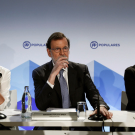 El presidente del PP, Mariano Rajoy, la secretaria general del partido, María Dolores de Cospedal, y el coordinador general, Fernando Martínez Maíllo, durante la reunión de la Junta Directiva Nacional del PP. EFE/Mariscal