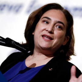 La alcaldesa de Barcelona, Ada Colau, protagoniza un desayuno informativo organizado por Nueva Economía Fórum tras ser presentada por la alcaldesa de Madrid, Manuela Carmena. EFE/ Mariscal