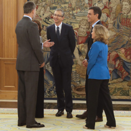 El nuevo gobernador del Banco de España, Pablo Hernández de Cos con el presidente del gobierno Pedro Sánchez, la ministra de Economia, Nadia Calviño, y el rey Felipe VI, tras la promesa de su cargo en el Palacio de la Zarzuela. EFE/JJ Guill